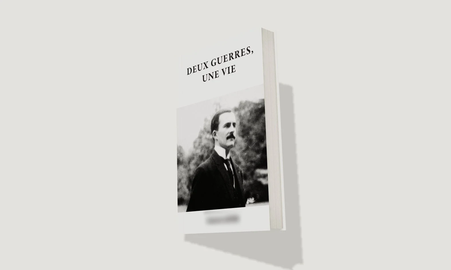 Le livre « Deux guerres, une vie », couverture et double page intérieure