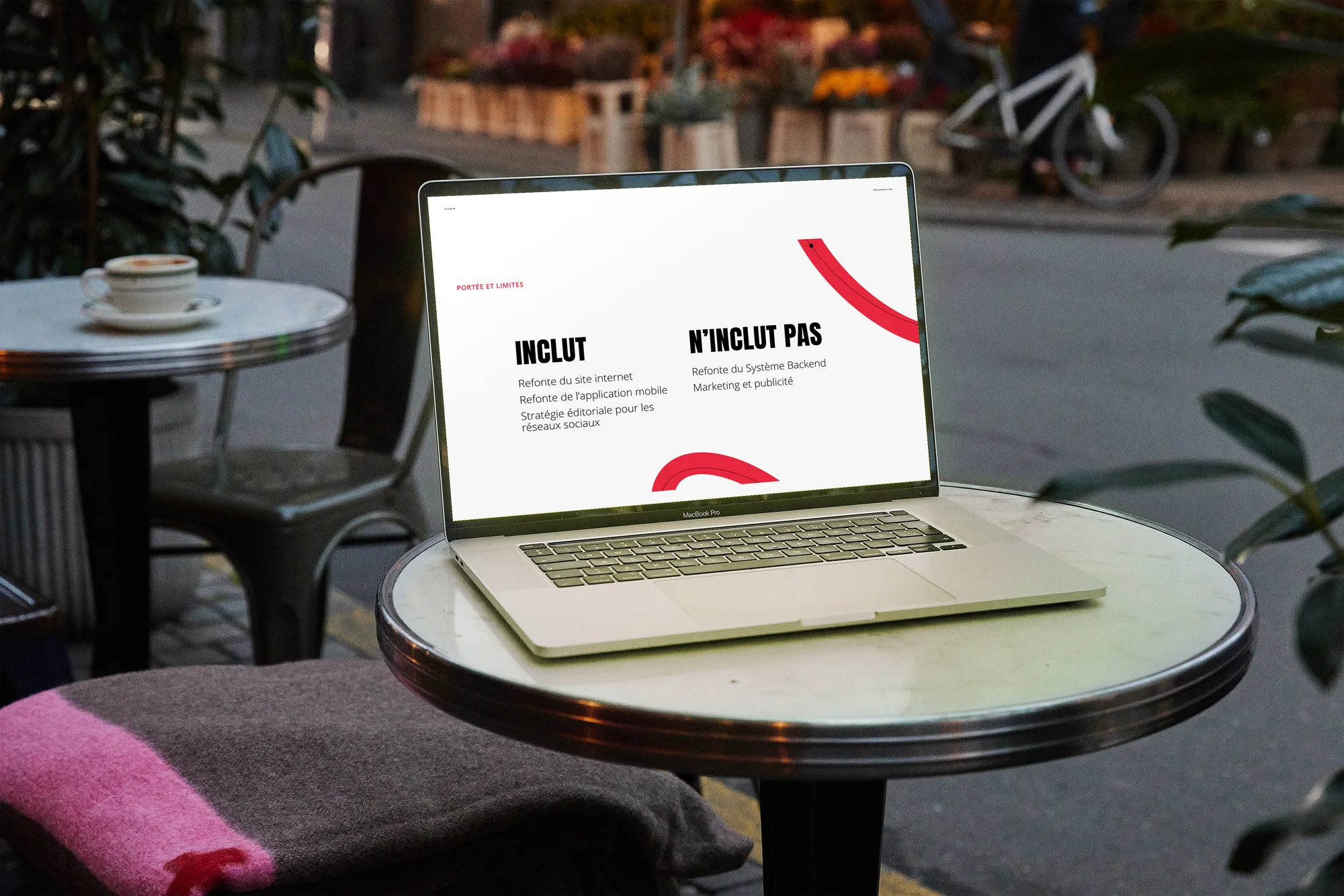 Diapositive « Portée et limites » sur un ordinateur portable, en terrasse