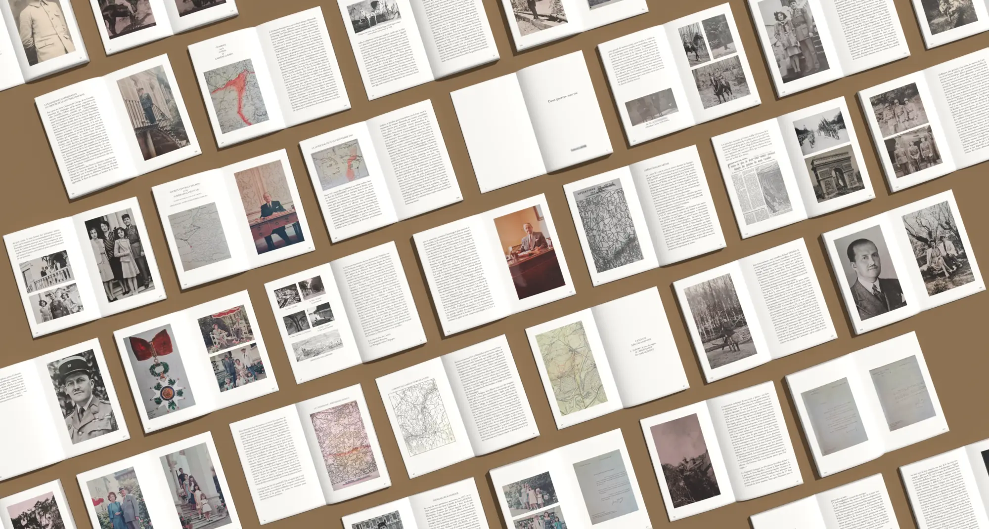 Doubles pages du livre, archives, cartes et textes