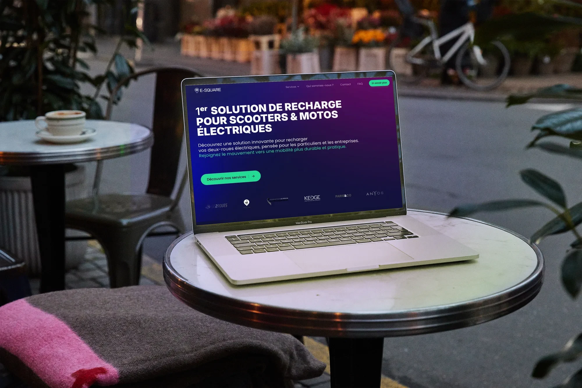 Page d’accueil du site sur un ordinateur portable, en terrasse