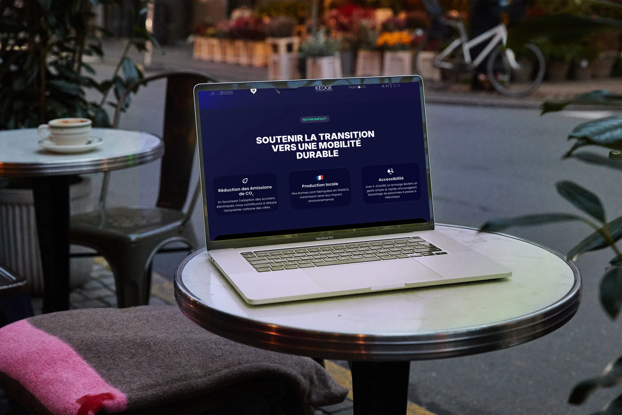 Section « Notre impact » sur un ordinateur portable, en terrasse
