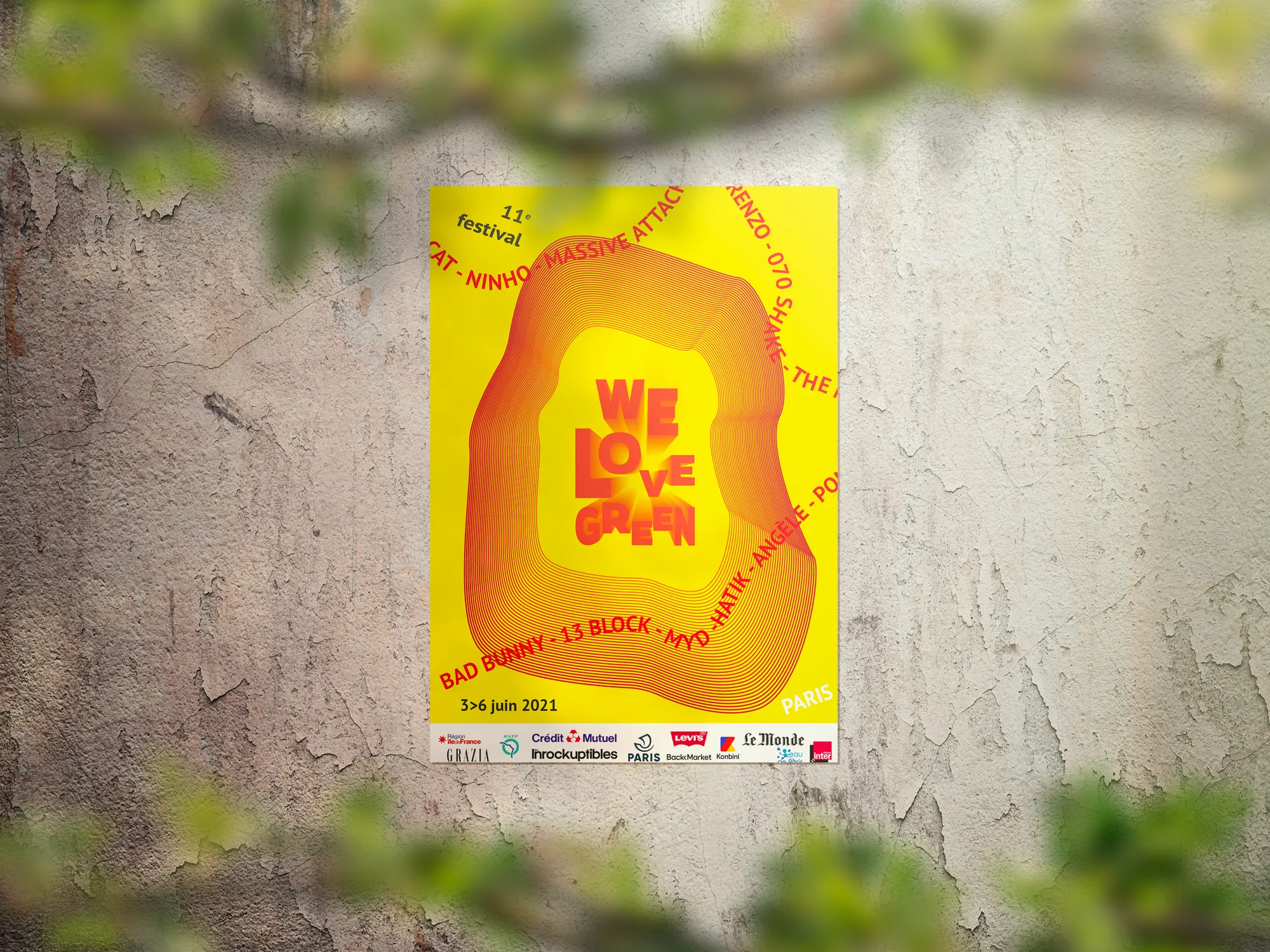 Affiche collée sur un mur